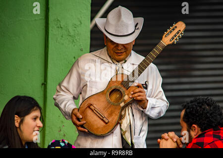 Un uomo di suonare una chitarra in Plaza Garibaldi a Città del Messico Foto Stock