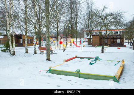 Città Cesis, Lettonia. Asilo nido e sandbox per l'inverno. Urbano vista città. Inverno e neve. Foto di viaggio 2018, 27. dicembre. Foto Stock