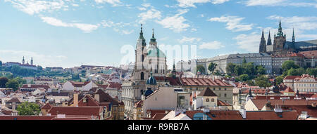 Vista dal ponte Carlo al Castello di Praga e la chiesa di San Nicola Foto Stock