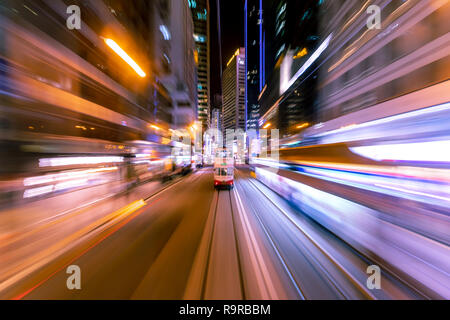 Sfocata corsa di movimento nel quartiere degli affari di Hong Kong Foto Stock