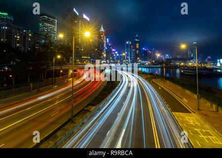 Il Causeway Bay, Hong Kong - 05 Dicembre 2018 : Hong Kong Central Business District di notte con luce via Foto Stock