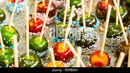 Vassoio di minuscoli toffee mele come dessert spuntini a evento aziendale cena di gala banquet Foto Stock