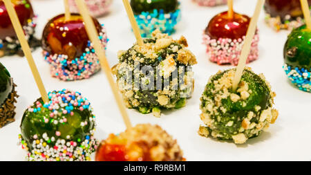 Vassoio di minuscoli toffee mele come dessert spuntini a evento aziendale cena di gala banquet Foto Stock