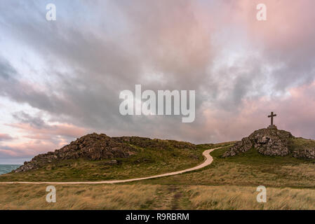 L'isola di Llanddwyn croce con Twr Mawr a Ynys Llanddwyn su Anglesey, Galles del Nord a sunrise. Foto Stock