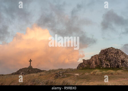 L'isola di Llanddwyn croce con Twr Mawr a Ynys Llanddwyn su Anglesey, Galles del Nord a sunrise. Foto Stock