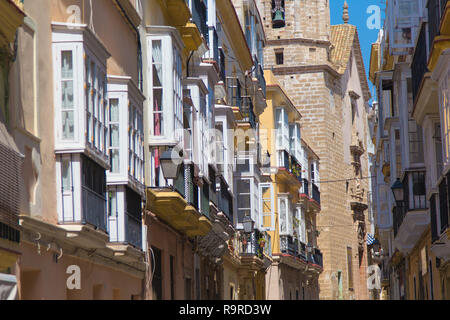 Costruzione di strade e di Siviglia, Spagna, i dettagli della vecchia facciata, a parete con cornice in legno di windows. Foto Stock