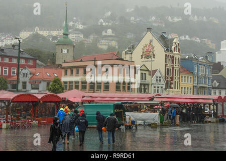 La gente in una tempesta di pioggia, Bergen, Norvegia Foto Stock