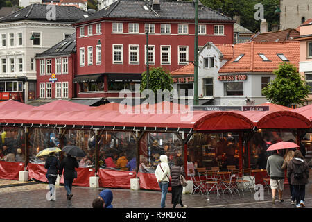 Bergen mercato del pesce di pioggia, Norvegia Foto Stock