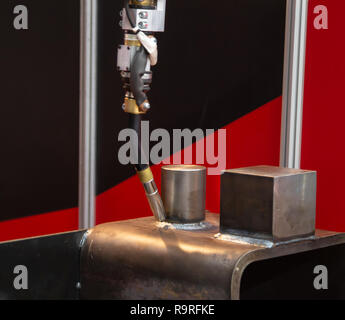 Industria ad arco robotizzati di saldatura della macchina su acciaio Foto Stock