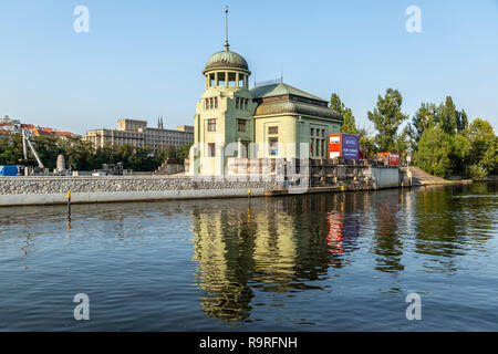 Centrale idroelettrica sul fiume Vltava Moldau (Fiume), Praga, Repubblica Ceca Foto Stock