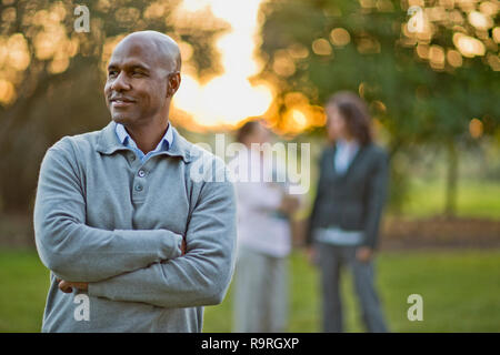 Uomo Calvo sorge in posizione di parcheggio Foto Stock