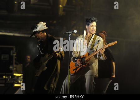 Il Principe (Prince Rogers Nelson) "L'artista precedentemente noto come Prince', 'TAFKAP' Hop Farm Festival, Paddock Wood, Kent, Inghilterra 3 luglio 2011 esecuzione dal vivo sul palco in concerto concerto cantando suonando la chitarra CAP/MediaPunch Foto Stock