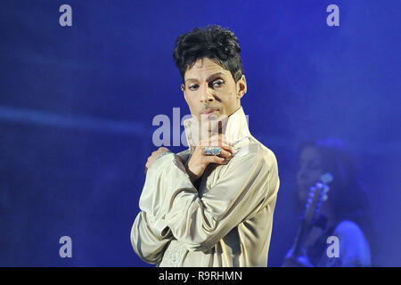 Il Principe (Prince Rogers Nelson) "L'artista precedentemente noto come Prince', 'TAFKAP' Hop Farm Festival, Paddock Wood, Kent, Inghilterra 3 luglio 2011 esecuzione dal vivo sul palco in concerto concerto cantando la riproduzione CAPmar/MediaPunch Foto Stock