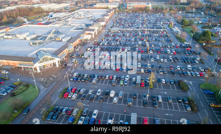 Foto datata 24 dicembre mostra il parcheggio quasi pieno a 9AM alla vigilia di Natale del mattino di Marks & Spencer e Tesco negozi vicino a Wilmslow nel Cheshire come persone fanno la loro last minute shopping natalizio causando ritardi nel traffico nell'area. Foto Stock