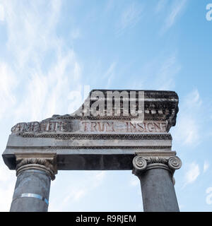 Dettaglio della porta di ingresso dell'antico Anfiteatro greco-romano di Catania, su uno sfondo con cielo blu. Visualizzazione orizzontale Foto Stock