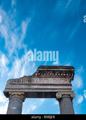 Dettaglio della porta di ingresso dell'antico Anfiteatro greco-romano di Catania, su uno sfondo con cielo blu. Visualizzazione orizzontale Foto Stock