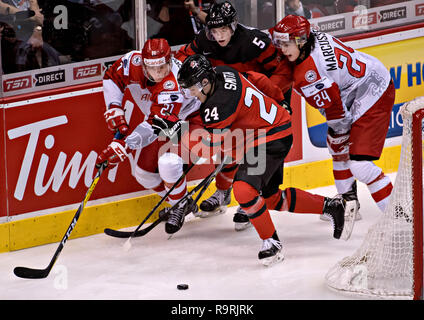 Vancouver. Il 26 dicembre, 2018. La Danimarca Gustav verde (1L) e del Canada Ty Smith (2 L) competere durante la IIHF Junior World Championships in Vancouver, Dic 26, 2018. Il Canada ha vinto la partita preliminare 14-0. Credito: Andrew Soong/Xinhua/Alamy Live News Foto Stock