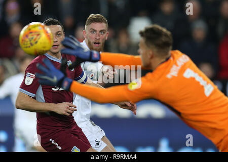 Swansea, Regno Unito. Il 26 dicembre, 2018. Oli McBurnie di Swansea City (centro) e James Chester di Aston Villa (l) guarda su come Aston Villa portiere Orjan Nyland salva. EFL Skybet partita in campionato, Swansea City v Aston Villa al Liberty Stadium di Swansea, Galles del Sud il boxing day, mer 26 dicembre 2018. Questa immagine può essere utilizzata solo per scopi editoriali. Solo uso editoriale, è richiesta una licenza per uso commerciale. Nessun uso in scommesse, giochi o un singolo giocatore/club/league pubblicazioni. pic da Andrew Orchard/Andrew Orchard fotografia sportiva/Alamy Live News Foto Stock