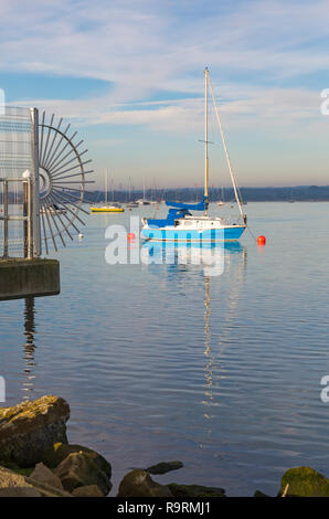 Poole, Dorset, Regno Unito. Il 27 dicembre 2018. Regno Unito: meteo bel sole a Poole con barche a riflesso di ancoraggio in corrispondenza di fori Bay, il porto di Poole. Credito: Carolyn Jenkins/Alamy Live News Foto Stock