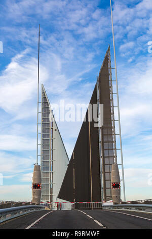 Poole, Dorset, Regno Unito. Il 27 dicembre 2018. Poole distintivo della struttura, Twin Sails Bridge, il primo ponte di questo tipo ad essere costruito in tutto il mondo, un doppio lasciava ponte mobile, è stata afflitta da problemi sin dalla sua apertura nel 2012. Le vele rimangono fino e la strada chiusa, in modo che coloro che stanno programmando un viaggio tra Poole e Hamworthy/Upton devono utilizzare il ponte vecchio o guidare il cammino più lungo. Credito: Carolyn Jenkins/Alamy Live News Foto Stock