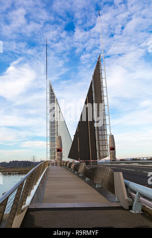 Poole, Dorset, Regno Unito. Il 27 dicembre 2018. Poole distintivo della struttura, Twin Sails Bridge, il primo ponte di questo tipo ad essere costruito in tutto il mondo, un doppio lasciava ponte mobile, è stata afflitta da problemi sin dalla sua apertura nel 2012. Le vele rimangono fino e la strada chiusa, in modo che coloro che stanno programmando un viaggio tra Poole e Hamworthy/Upton devono utilizzare il ponte vecchio o guidare il cammino più lungo. Credito: Carolyn Jenkins/Alamy Live News Foto Stock