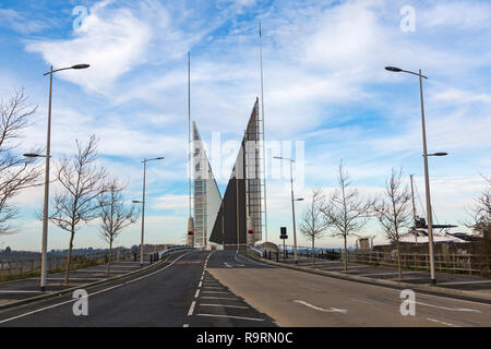 Poole, Dorset, Regno Unito. Il 27 dicembre 2018. Poole distintivo della struttura, Twin Sails Bridge, il primo ponte di questo tipo ad essere costruito in tutto il mondo, un doppio lasciava ponte mobile, è stata afflitta da problemi sin dalla sua apertura nel 2012. Le vele rimangono fino e la strada chiusa, in modo che coloro che stanno programmando un viaggio tra Poole e Hamworthy/Upton devono utilizzare il ponte vecchio o guidare il cammino più lungo. Credito: Carolyn Jenkins/Alamy Live News Foto Stock