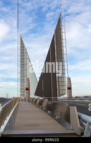 Poole, Dorset, Regno Unito. Il 27 dicembre 2018. Poole distintivo della struttura, Twin Sails Bridge, il primo ponte di questo tipo ad essere costruito in tutto il mondo, un doppio lasciava ponte mobile, è stata afflitta da problemi sin dalla sua apertura nel 2012. Le vele rimangono fino e la strada chiusa, in modo che coloro che stanno programmando un viaggio tra Poole e Hamworthy/Upton devono utilizzare il ponte vecchio o guidare il cammino più lungo. Credito: Carolyn Jenkins/Alamy Live News Foto Stock