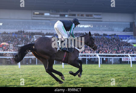 Kempton Park Racecourse, Sunbury-on-Thames, Regno Unito. 27 Dic, 2018. 32Red Winter Festival Horse Racing, giorno 2; Altior cavalcato da Nico de Boinville vince il deserto di Unibet Orchid Chase Credit: Azione Plus sport/Alamy Live News Foto Stock