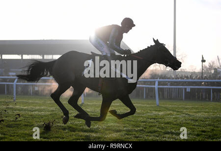 Kempton Park Racecourse, Sunbury-on-Thames, Regno Unito. 27 Dic, 2018. 32Red Winter Festival Horse Racing, giorno 2; Altior cavalcato da Nico de Boinville vince il deserto di Unibet Orchid Chase Credit: Azione Plus sport/Alamy Live News Foto Stock