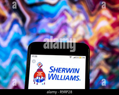 Kiev, Ucraina. Xix Dec, 2018. Vernice Sherwin-Williams e rivestimento Manufacturing Company logo che si vede visualizzato su un telefono intelligente. Credito: Igor Golovniov SOPA/images/ZUMA filo/Alamy Live News Foto Stock