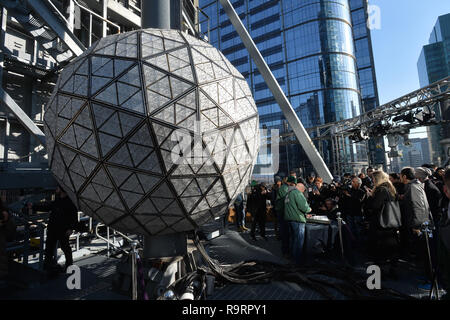 New York, Stati Uniti d'America. 27 dic 2018. Segni di riferimento lavoratori installare 192 nuovi Waterford Crystal triangoli, dotate di questo anno di "dono della concordia" design, sul Times Square Capodanno palla sul dicembre 27, 2018 a New York. Credito: Erik Pendzich/Alamy Live News Foto Stock