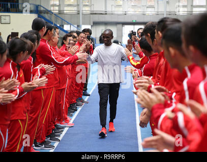 (181228) -- PECHINO, Dic 28, 2018 (Xinhua) -- File foto scattata il 9 novembre 15, 2018 mostra keniota maratoneta Eliud Kipchoge (C) è accolto dal cinese campo nazionale e via team durante la sua visita a Pechino, capitale della Cina. Il 34-anno-vecchio Kipchoge sincronizzata di due ore 1 minuto 39 secondi per difendere il suo titolo alla maratona di Berlino e ha rotto il precedente record mondiale per un minuto, 18 secondi, il più grande miglioramento dal 1967. È anche la prima volta che un essere umano è stato in grado di concludere la gara in due ore e due minuti. Il keniota è stato chiamato IAAF mondiale maschile Atleta dell'anno. (Xinhua/ Foto Stock