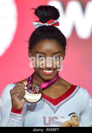 (181228) -- PECHINO, Dic 28, 2018 (Xinhua) -- File foto scattata il 9 novembre 2, 2018 mostra Simone Biles degli Stati Uniti pone durante la premiazione delle donne vault finale al 2018 figura di Ginnastica Artistica Campionati del Mondo a Doha, capitale del Qatar. Al 2018 mondiale di ginnastica artistica Championships di Doha, il 21-anno-vecchio Biles insaccò quattro medaglie d'oro all'evento di team, tutto tondo, cavallo e esercizi a terra, diventando il ginnasta con il mondo più medaglie d oro di qualsiasi genere con 14. Ha anche vinto un argento in barre irregolari e un bronzo nella trave di equilibrio per diventare la prima ginnasta si Foto Stock