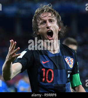 (181228) -- PECHINO, Dic 28, 2018 (Xinhua) -- File foto scattata il 21 giugno 2018 mostra Luka Modric della Croazia celebra la sua rigature durante il 2018 Coppa del Mondo FIFA Gruppo D match tra Argentina e Croazia a Nizhny Novgorod, Russia. Modric, 33, ha vinto la FIFA Miglior Giocatore dell'anno il 24 settembre e il ballon d'Or award il 3 dicembre segna la prima volta in un decennio che i due premi non sono state condivise da Lionel Messi o Cristiano Ronaldo. Ha aiutato il Real Madrid vince un inedito terzo dritto UEFA Champions Leauge e ha guidato la Croazia alla sua prima finale di Coppa del Mondo come capitano della squadra. Foto Stock