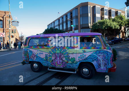 San Francisco, Stati Uniti d'America. 27 Dic, 2018. Colorato camper, San Francisco amore tours in San Francisco. Credito: Keith Larby/Alamy Live News Foto Stock