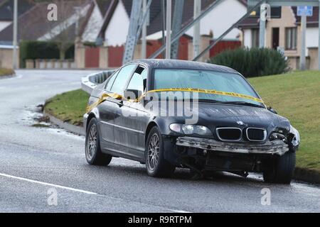 Inverness, Scotland, Regno Unito. Il 28 dicembre 2018. La polizia di Inverness stanno cercando di rintracciare il conducente di una BMW nera che è stato coinvolto in una singola collisione del veicolo durante il periodo di Natale. Il veicolo abbandonato è stato segnalato alla polizia il boxing day ed era ancora in situ sulla strada Essich due giorni dopo con la scena del crimine il nastro avvolto intorno ad esso. Vi è un notevole danno alla parte anteriore del veicolo e la nearside retrovisore e l'alzavetro conducente è parzialmente aperta. Credito Foto: Andrew Smith/Alamy Live News Foto Stock