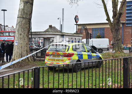 Turnpike Lane, Londra, Regno Unito. 28 Nov, 2018. Gli ufficiali di polizia nella ricerca in Ducketts comuni dopo un bus londinese è stato girato a con una arma da fuoco a Turnpike Lane stazione dei bus a 00.24am Credito: Matteo Chattle/Alamy Live News Foto Stock