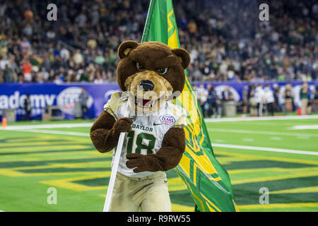 Houston, TX, Stati Uniti d'America. 27 Dic, 2018. Baylor Bears mascotte Bruiser durante il quarto trimestre del Texas Bowl NCAA Football gioco tra il Baylor orsi e il Vanderbilt Commodores a NRG Stadium di Houston, TX. Baylor ha vinto il gioco da 45 a 38.Trask Smith/CSM/Alamy Live News Foto Stock