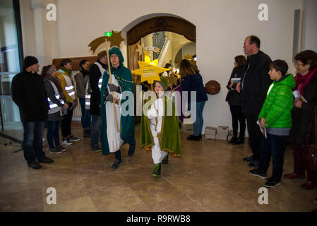 Altoetting, Germania. 28 dicembre, 2018. Star cantanti in Germania sono inviati fuori a cantare da porta a porta nelle rispettive parrocchie per raccogliere fondi per diverse associazioni di beneficenza ogni anno tra il 27 dicembre e il terzo venerdì di gennaio. I tre Re Magi cantanti azione è la più grande azione di carità nel mondo credito: come/Alamy Live News Foto Stock