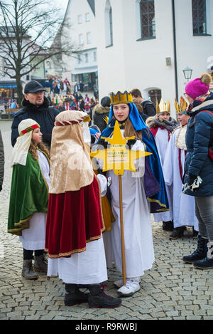 Altoetting, Germania. 28 dicembre, 2018. Star cantanti in Germania sono inviati fuori a cantare da porta a porta nelle rispettive parrocchie per raccogliere fondi per diverse associazioni di beneficenza ogni anno tra il 27 dicembre e il terzo venerdì di gennaio. I tre Re Magi cantanti azione è la più grande azione di carità nel mondo credito: come/Alamy Live News Foto Stock