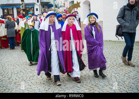 Altoetting, Germania. 28 dicembre, 2018. Star cantanti in Germania sono inviati fuori a cantare da porta a porta nelle rispettive parrocchie per raccogliere fondi per diverse associazioni di beneficenza ogni anno tra il 27 dicembre e il terzo venerdì di gennaio. I tre Re Magi cantanti azione è la più grande azione di carità nel mondo credito: come/Alamy Live News Foto Stock