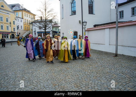 Altoetting, Germania. 28 dicembre, 2018. Star cantanti in Germania sono inviati fuori a cantare da porta a porta nelle rispettive parrocchie per raccogliere fondi per diverse associazioni di beneficenza ogni anno tra il 27 dicembre e il terzo venerdì di gennaio. I tre Re Magi cantanti azione è la più grande azione di carità nel mondo credito: come/Alamy Live News Foto Stock