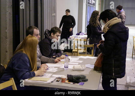 Madrid, Spagna. Il 28 dicembre 2018. Un giovane pellegrino di registri per l'incontro europeo. Circa 15.000 giovani pellegrini provenienti da tutta Europa e oltre sono arrivati a Madrid in Spagna per l annuale Incontro europeo dei giovani di Taizé ecumenico comunità. L incontro di preghiera e di meditazione è tenuta sotto il motto "pellegrinaggio di fiducia sulla terra " per il 41volta quest'anno. Credito: Michael Debets/Alamy Live News Foto Stock