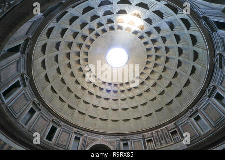 Roma, Italia. 28 dicembre, 2018. La cultura italiana Ministro Alberto Bonisoli ha accantonato i programmi da parte del governo precedente per caricare i visitatori una quota di iscrizione nel Pantheon, uno dei siti più visitati della città di Roma che hanno attratto 7.4 milioni di visitatori nel 2017. Ex-ministro della cultura Dario Franceschini aveva previsto di carica a 2 € Tassa di iscrizione per i visitatori del Pantheon, a seguito di un accordo tra il ministero della cultura e del vicariato di Roma Credito: amer ghazzal/Alamy Live News Foto Stock