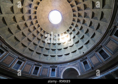 Roma, Italia. 28 dicembre, 2018. La cultura italiana Ministro Alberto Bonisoli ha accantonato i programmi da parte del governo precedente per caricare i visitatori una quota di iscrizione nel Pantheon, uno dei siti più visitati della città di Roma che hanno attratto 7.4 milioni di visitatori nel 2017. Ex-ministro della cultura Dario Franceschini aveva previsto di carica a 2 € Tassa di iscrizione per i visitatori del Pantheon, a seguito di un accordo tra il ministero della cultura e del vicariato di Roma Credito: amer ghazzal/Alamy Live News Foto Stock