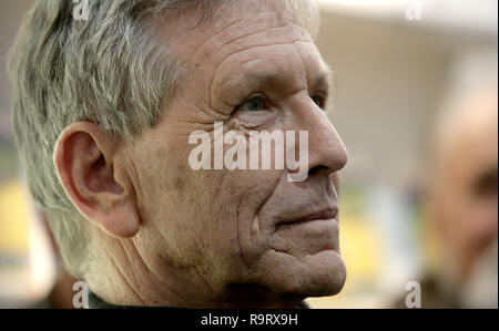 Leipzig, Germania. Xvii Mar, 2005. (Dpa) - scrittore israeliano Amos Oz nella foto alla fiera del libro di Lipsia, Germania, 17 marzo 2005. | Utilizzo di credito in tutto il mondo: dpa/Alamy Live News Foto Stock