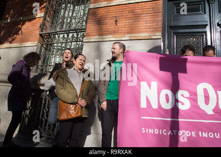 Madrid, Spagna. 28 dicembre, 2018. Gli attivisti si vede gridando alla porta del fondo di investimento Tessa Iberica per fermare lo sfratto durante la protesta.cinquanta attivisti di inquilini Unione di Madrid hanno protestato per premere e fermare lo sfratto di Juan de Vera dalla casa dove vive dal Tessa Iberica, fondo di investimento. Gli attivisti sono andati al quartier generale per parlare con il suo avvocato. Credito: Lito Lizana/SOPA Immagini/ZUMA filo/Alamy Live News Foto Stock