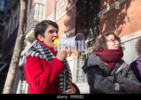 Madrid, Spagna. 28 dicembre, 2018. Un attivista visto gridare con un megafono durante la protesta.cinquanta attivisti di inquilini Unione di Madrid hanno protestato per premere e fermare lo sfratto di Juan de Vera dalla casa dove vive dal Tessa Iberica, fondo di investimento. Gli attivisti sono andati al quartier generale per parlare con il suo avvocato. Credito: Lito Lizana/SOPA Immagini/ZUMA filo/Alamy Live News Foto Stock