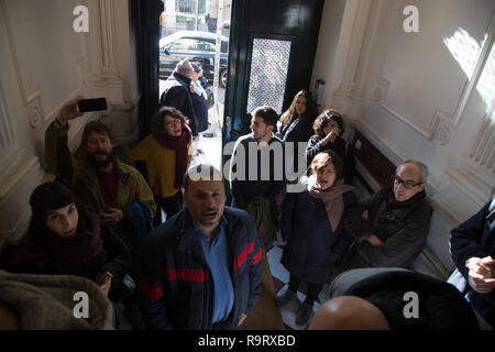 Madrid, Spagna. 28 dicembre, 2018. Gli attivisti visto entrare il portale del Tessa Iberica, il fondo di investimento che minaccia Juan de Vera con lo sfratto durante la protesta.cinquanta attivisti di inquilini Unione di Madrid hanno protestato per premere e fermare lo sfratto di Juan de Vera dalla casa dove vive dal Tessa Iberica, fondo di investimento. Gli attivisti sono andati al quartier generale per parlare con il suo avvocato. Credito: Lito Lizana/SOPA Immagini/ZUMA filo/Alamy Live News Foto Stock