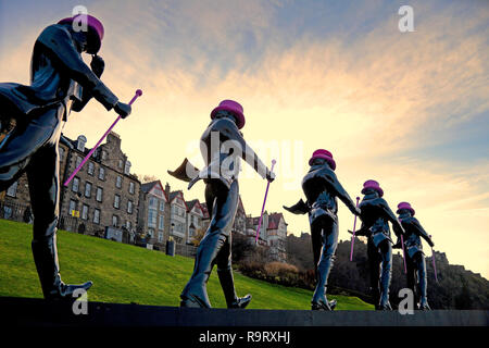 Edimburgo, Scozia, Regno Unito. 28 dic 2018. Edinburgh Hogmanay 19, Edimburgo, Scozia, Regno Unito. 28 dic 2018. Edinburgh Hogmanay 19, cinque Johnnie Walker's 'striding uomini' statue sotto il castello presso il podio delle prestazioni sul tumulo in preparazione per il nuovo anno di festeggiamenti. La parte di strada è ospitato dalla marca di whisky Johnnie Walker. Foto Stock